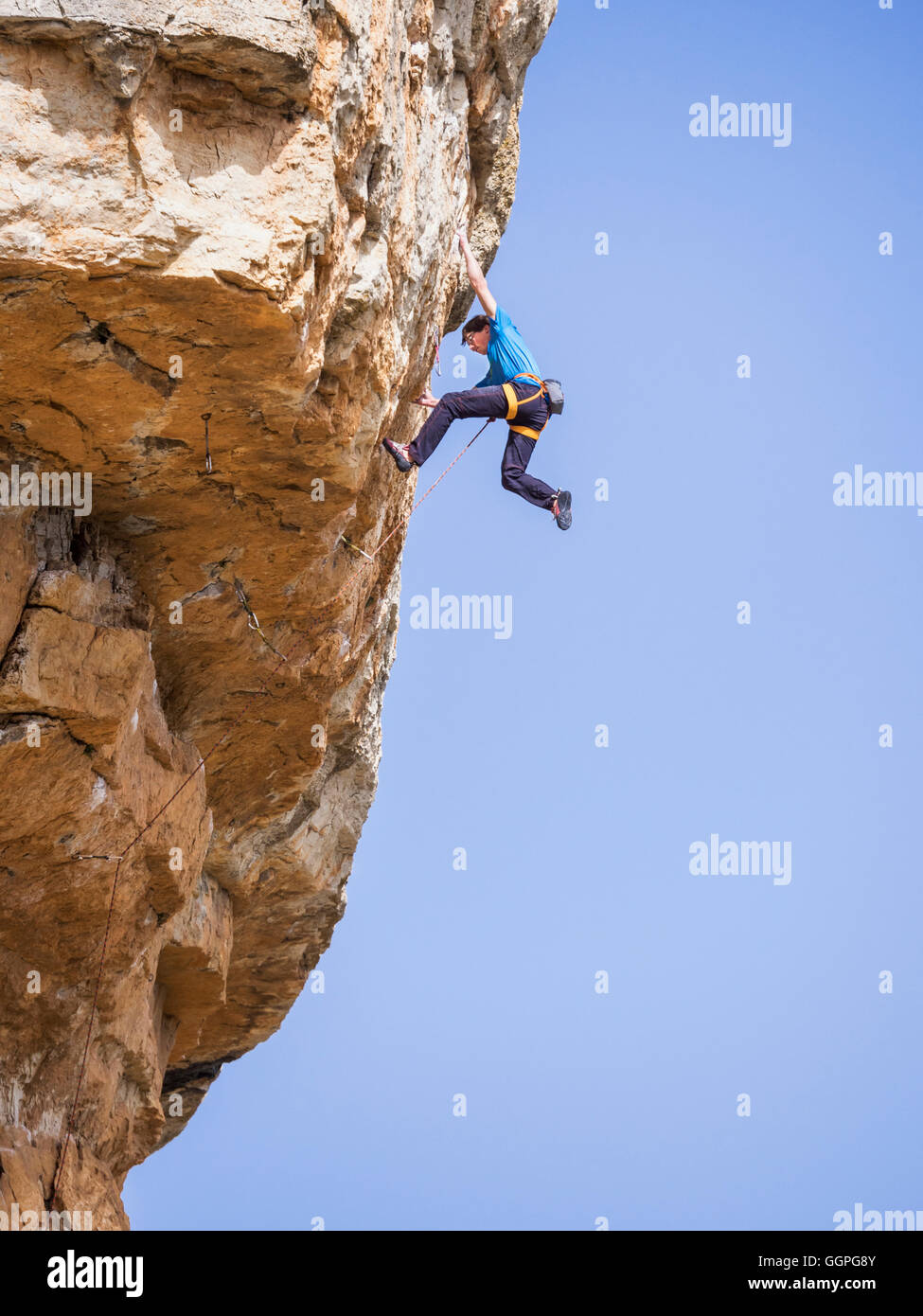 Caucasian man climbing rock Banque D'Images