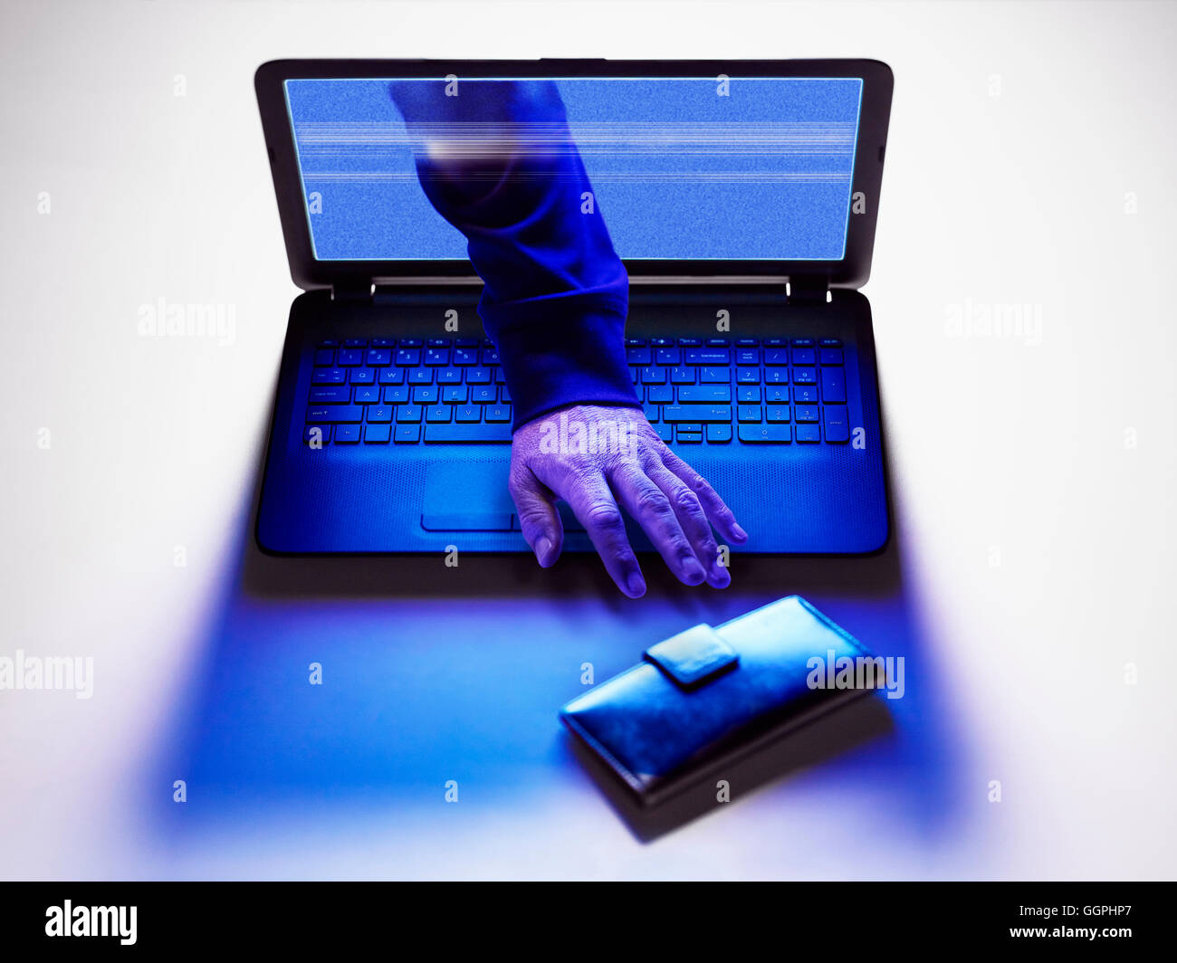 Main de hacker pour atteindre l'écran de l'ordinateur portable de format  portefeuille Photo Stock - Alamy