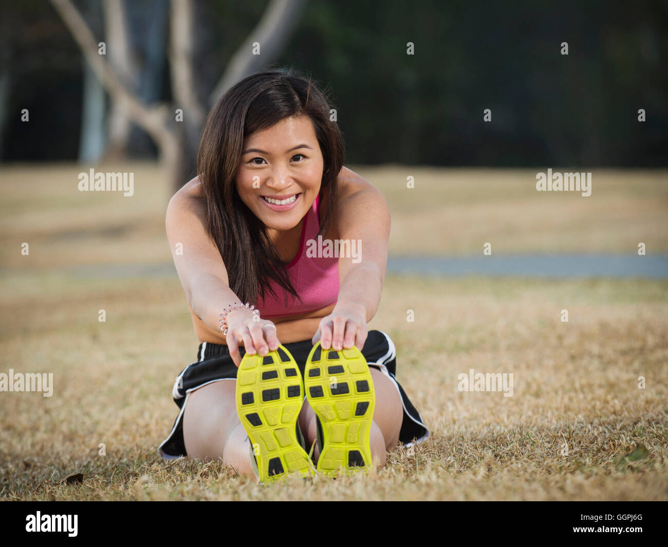 Chinese woman stretching in park Banque D'Images