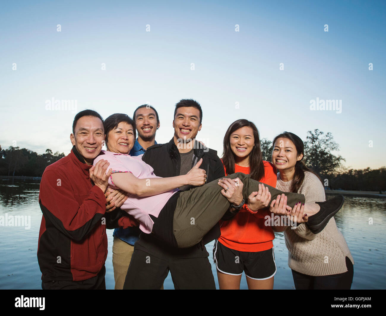 Famille chinoise posant près du lac en plein air Banque D'Images