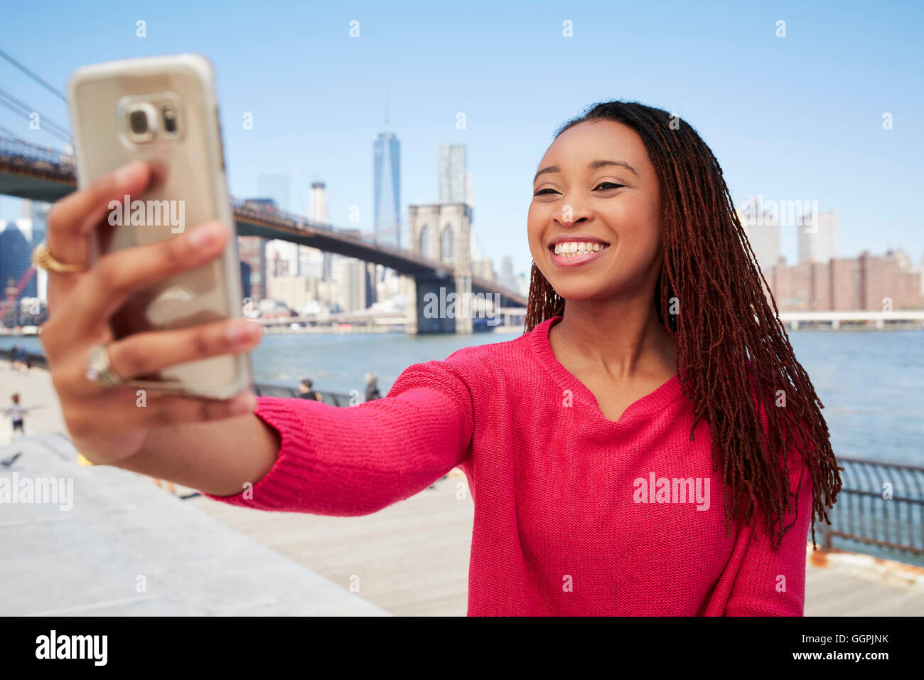 Femme noire en tenant au waterfront selfies Banque D'Images