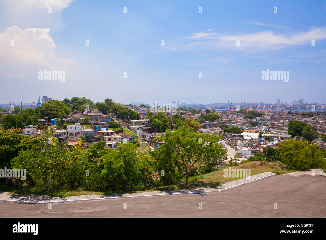 Un portrait de la municipalité de Regla avec le centre-ville de La Havane dans la distance. Cuba. Banque D'Images