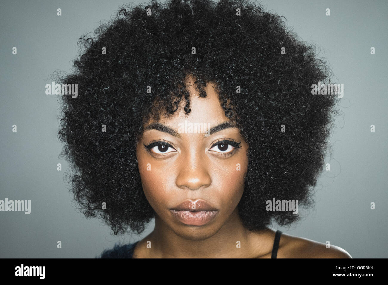 Portrait d'une jeune femme afro-caribéenne dans la vingtaine lors d'un shooting de mode Banque D'Images