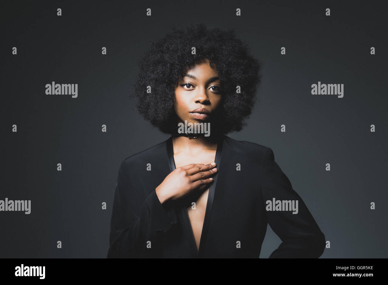Modèle féminin afro-caribéen dans sa vingtaine regardant la caméra Banque D'Images
