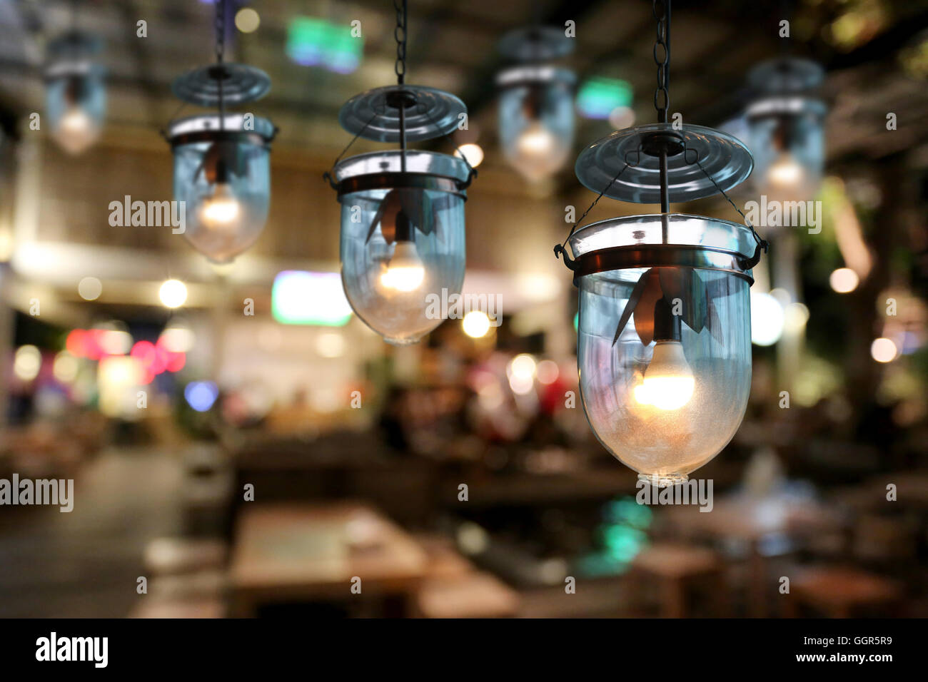 Un éclairage chaleureux des lampes de plafond moderne dans le café restaurant et la décoration intérieure. Banque D'Images