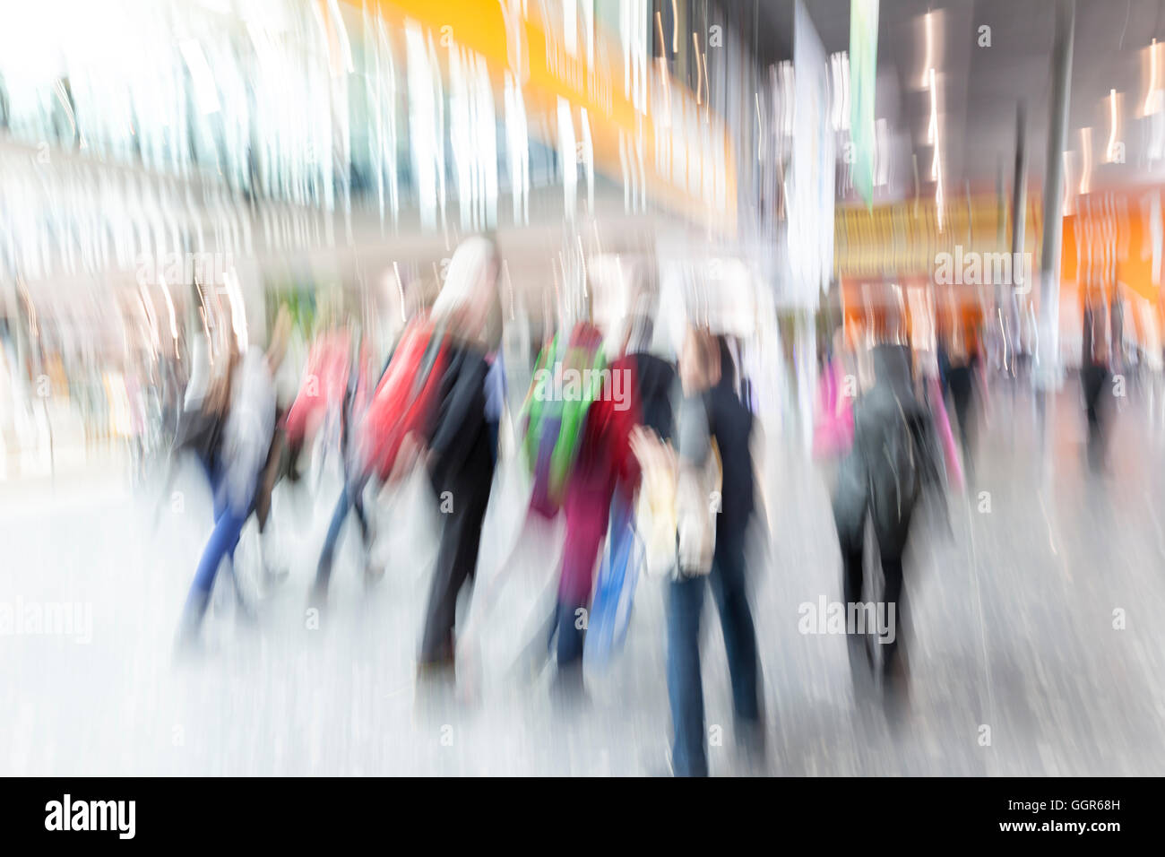 Flux de personnes dans un intérieur moderne, le motion blur Banque D'Images