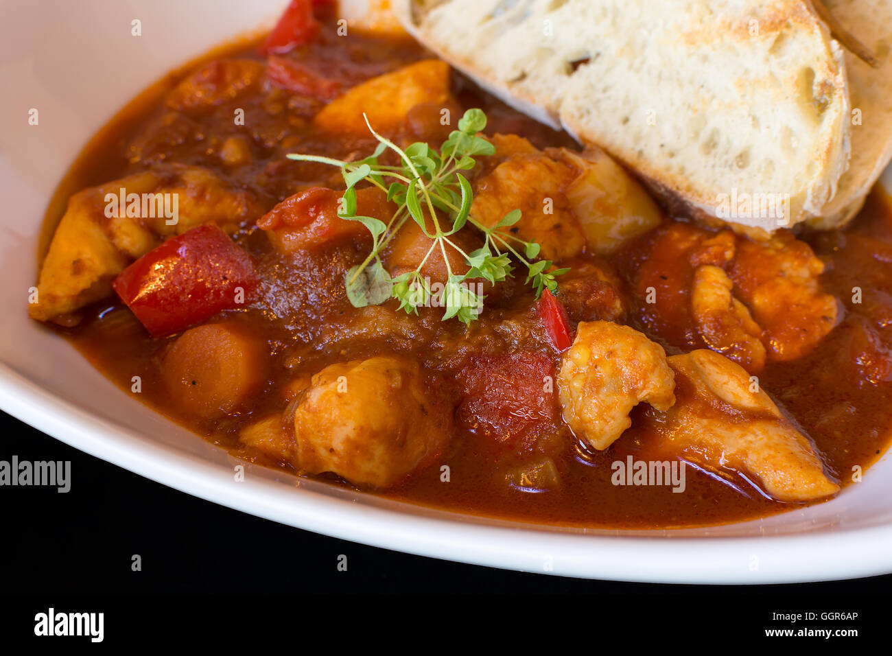 Goulash fait maison. Ragoût avec des croûtons de pain. Goulash hongrois traditionnel repas. Banque D'Images