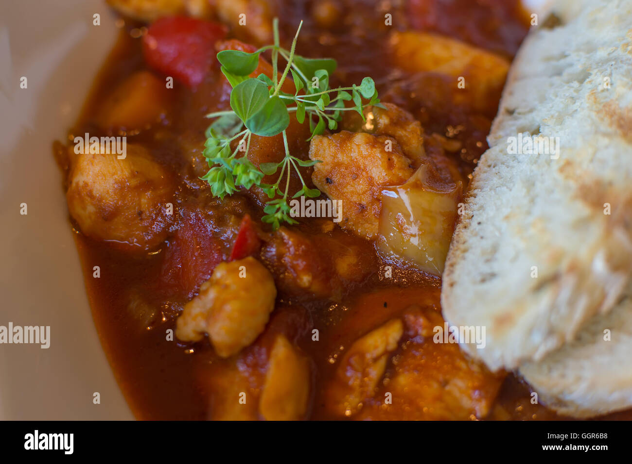 Goulash de Close Up. Ragoût avec des croûtons de pain. Goulash hongrois traditionnel repas. Banque D'Images