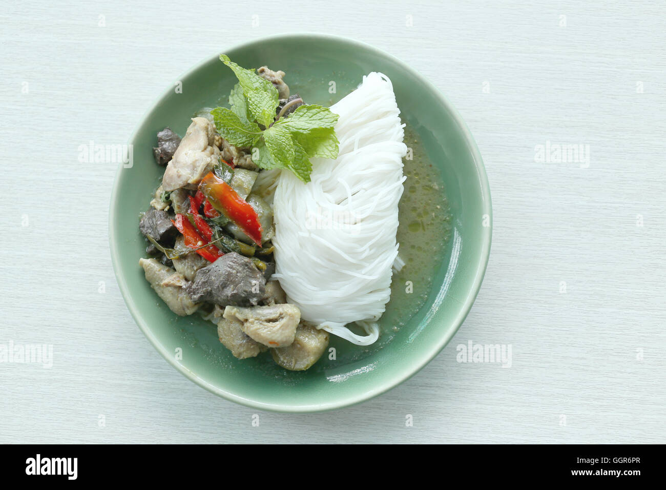 Poulet au Curry nouilles (KHANOM CHIN) avec légumes,il s'agit d'aliments locaux Thai vermicelles de riz. Banque D'Images