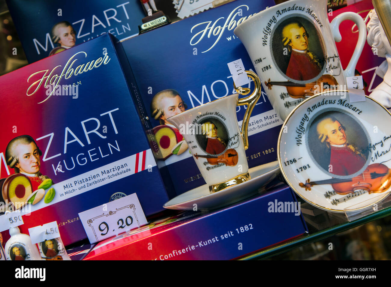 La célèbre Mozart Kugeln boules au chocolat en vente dans une pâtisserie viennois, Vienne, Autriche Banque D'Images