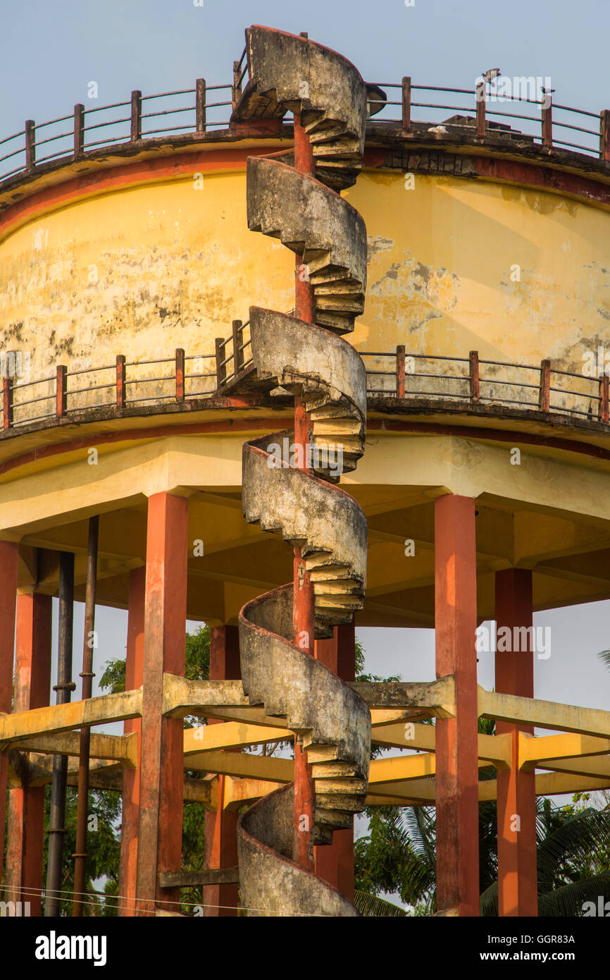 Gros plan de l'escalier à vis sur l'ancien château d'eau dans les Backwaters du Kerala, Inde Banque D'Images