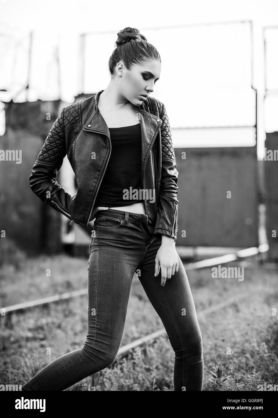 Mode Plein air shot : une jolie jeune femme en blouson noir, une chemise et  un jean. Le noir et blanc Photo Stock - Alamy