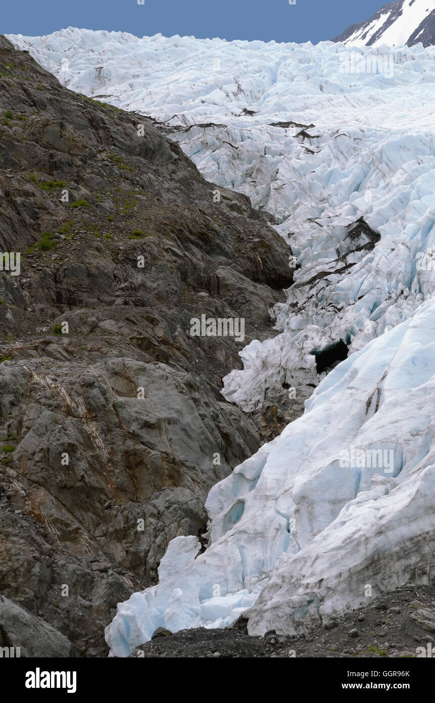 Glacier Portage réduit lentement son chemin à travers les montagnes de Chugach en Alaska Banque D'Images