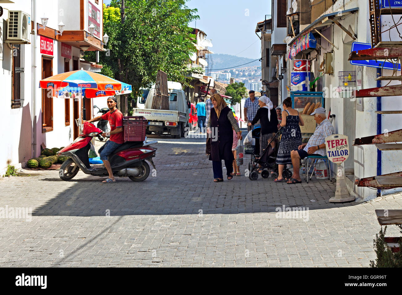 Les gens de shopping dans le côté étroit des rues du vieux Kusadasi Turquie Banque D'Images