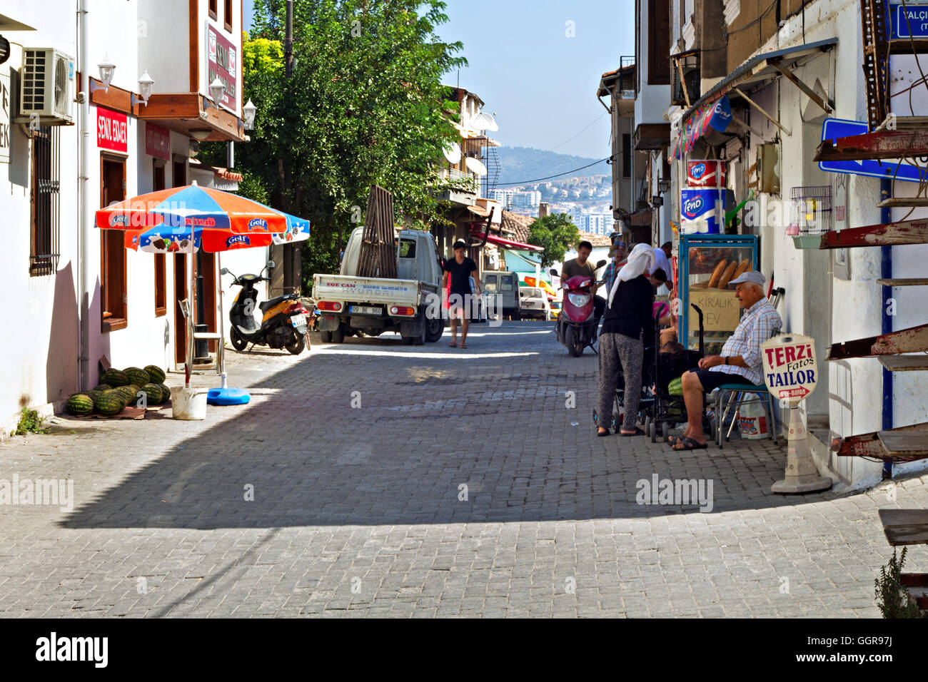 Les gens de shopping dans le côté étroit des rues du vieux Kusadasi Turquie Banque D'Images