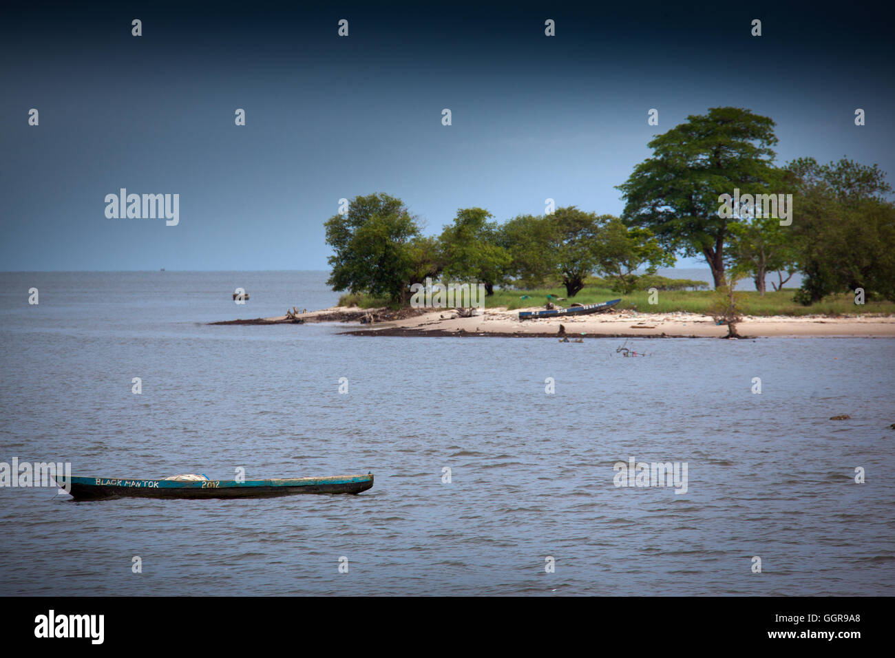 Freetown, Sierra Leone - 1 juin 2013 : Island avec petit bateau en face de l'orifice de la marine Banque D'Images