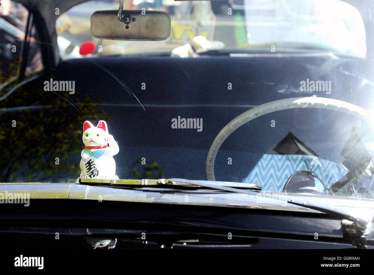 Simca Chambord noir fabriqués entre 1958 et 1961 avec petit chat sur le tableau de bord photographié vintage car Banque D'Images