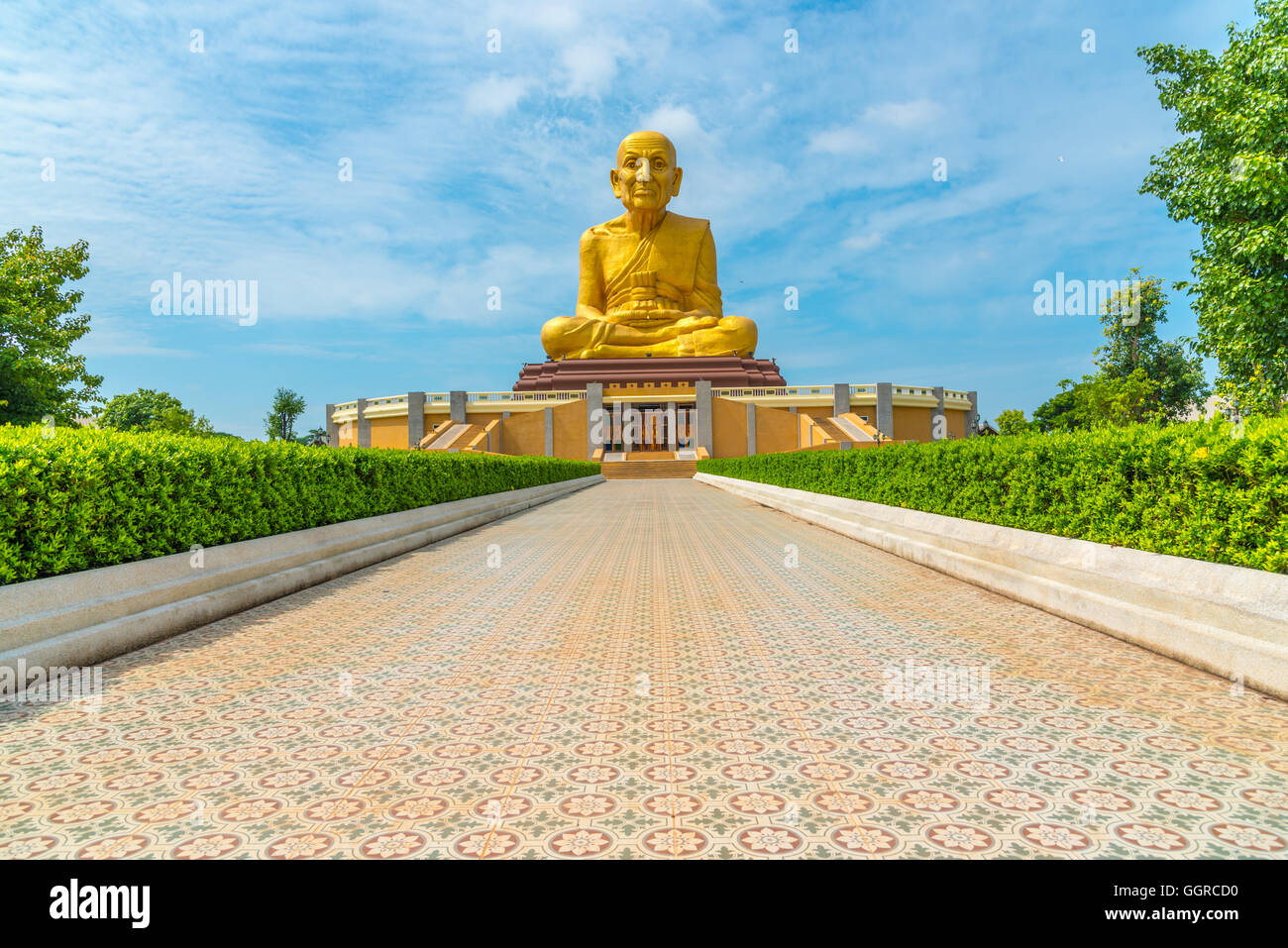 La grande statue de Luang Phor Thuad en Ang Thong, Thaïlande.(Le moine bouddhiste) Banque D'Images