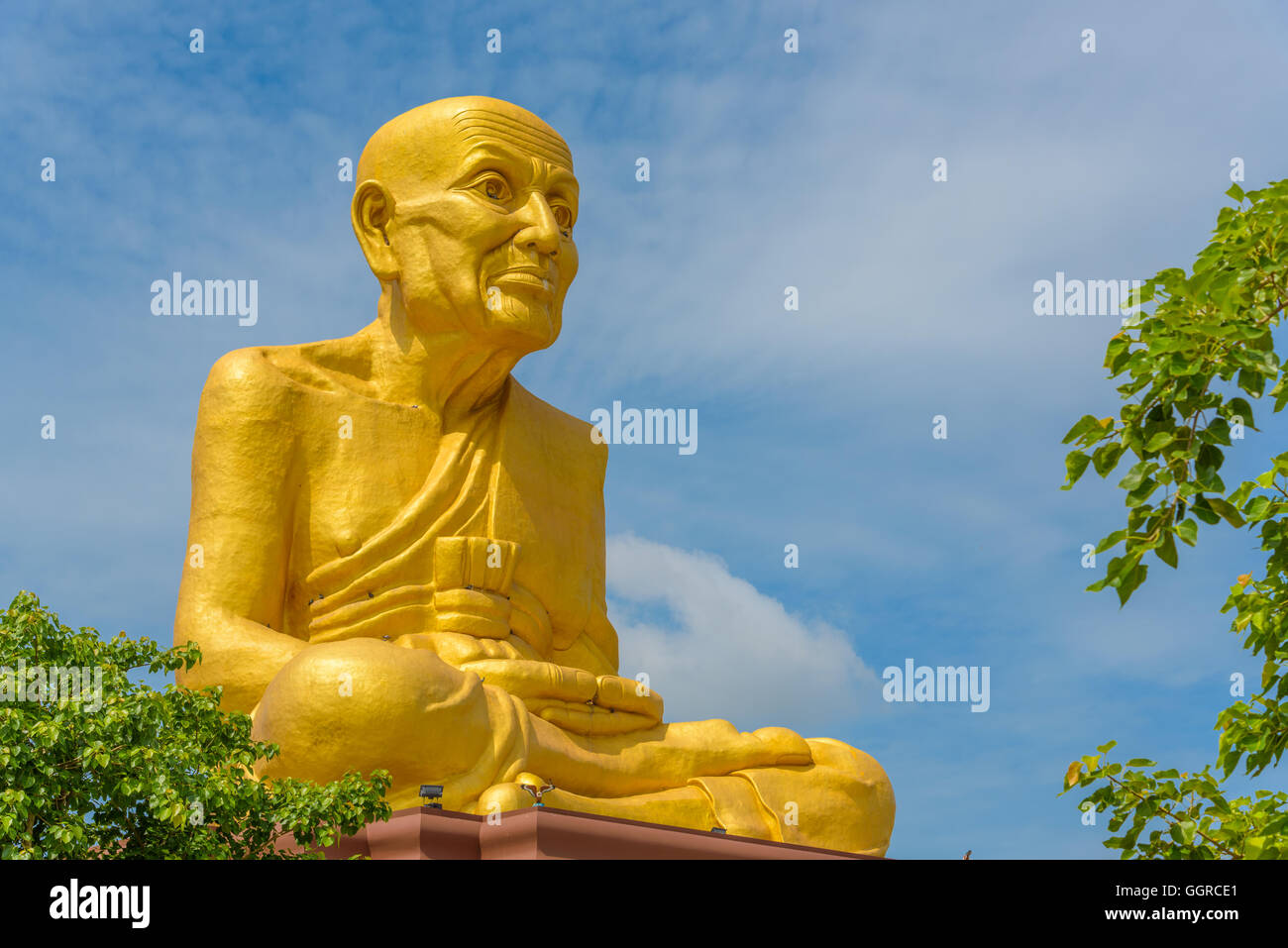 La grande statue de Luang Phor Thuad en Ang Thong, Thaïlande.(Le moine bouddhiste) Banque D'Images