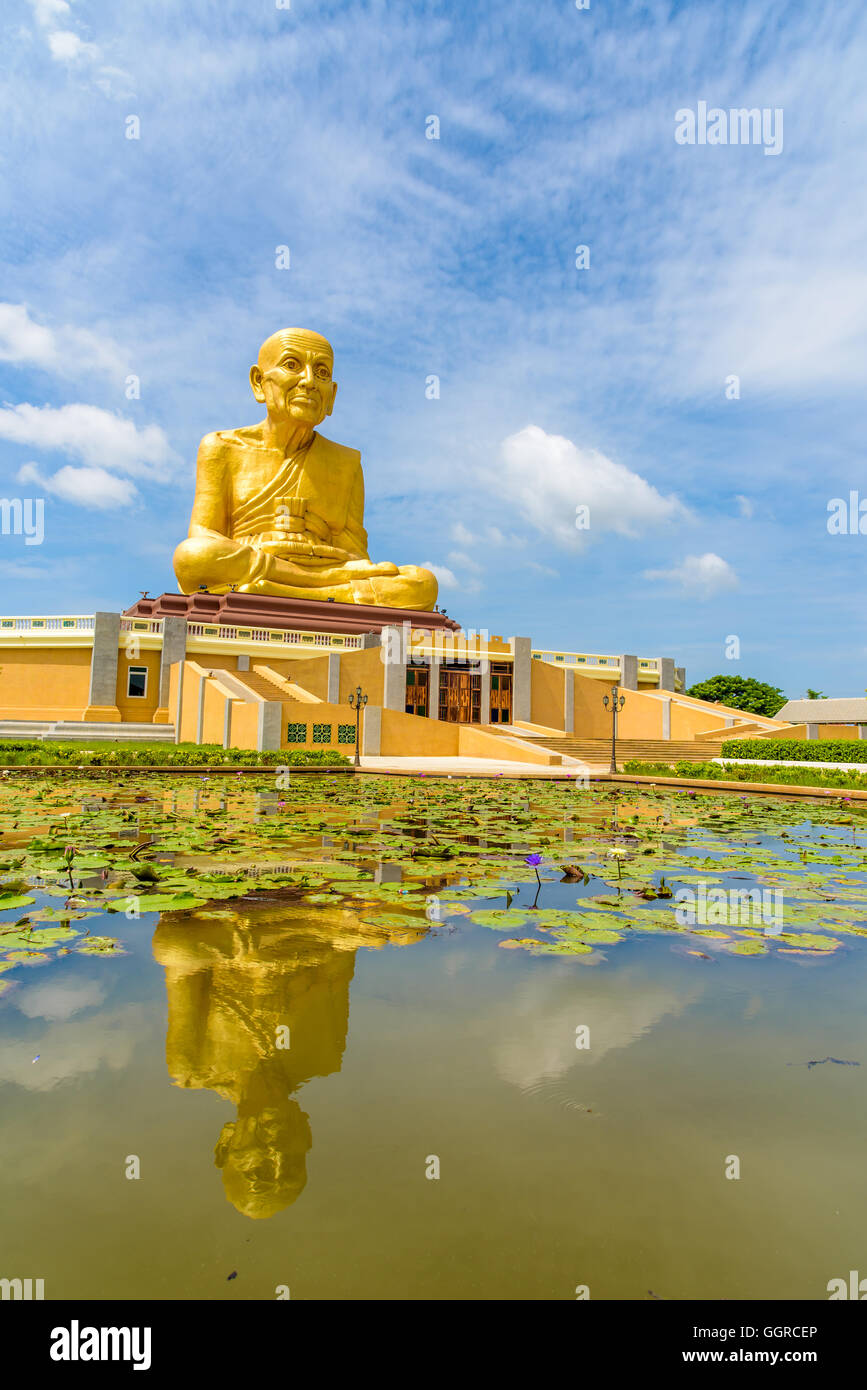 La grande statue de Luang Phor Thuad en Ang Thong, Thaïlande.(Le moine bouddhiste) Banque D'Images