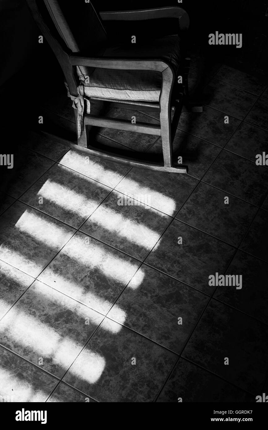 Un peu de lumière guidant les yeux sur une chaise vide. Banque D'Images