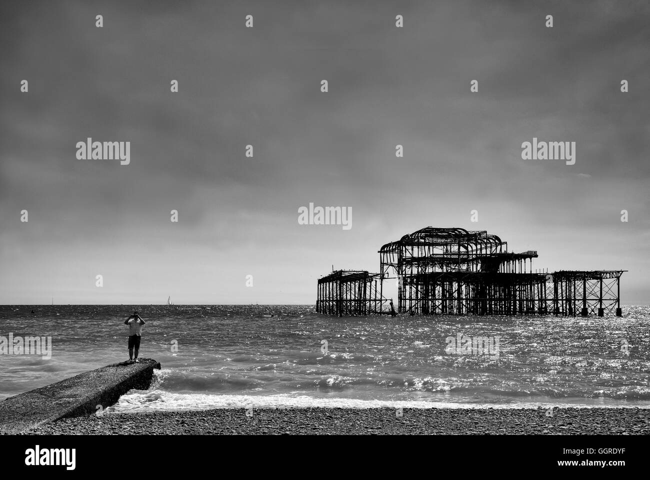Birghton, West Pier en noir et blanc Banque D'Images