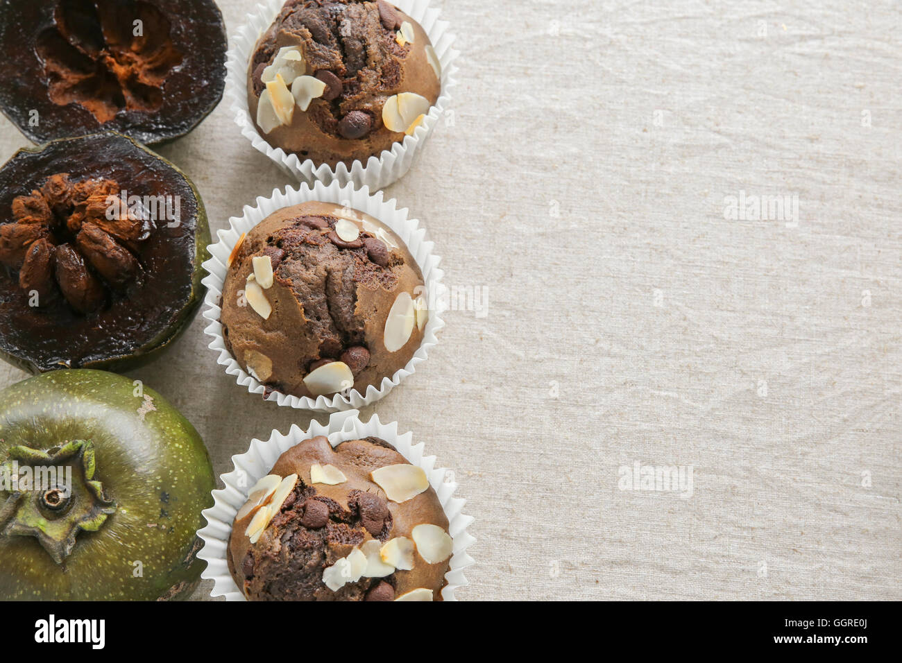 Petits gâteaux faits maison à base de sapote noire au chocolat, fruits d'arrière-plan de l'espace de copie Banque D'Images