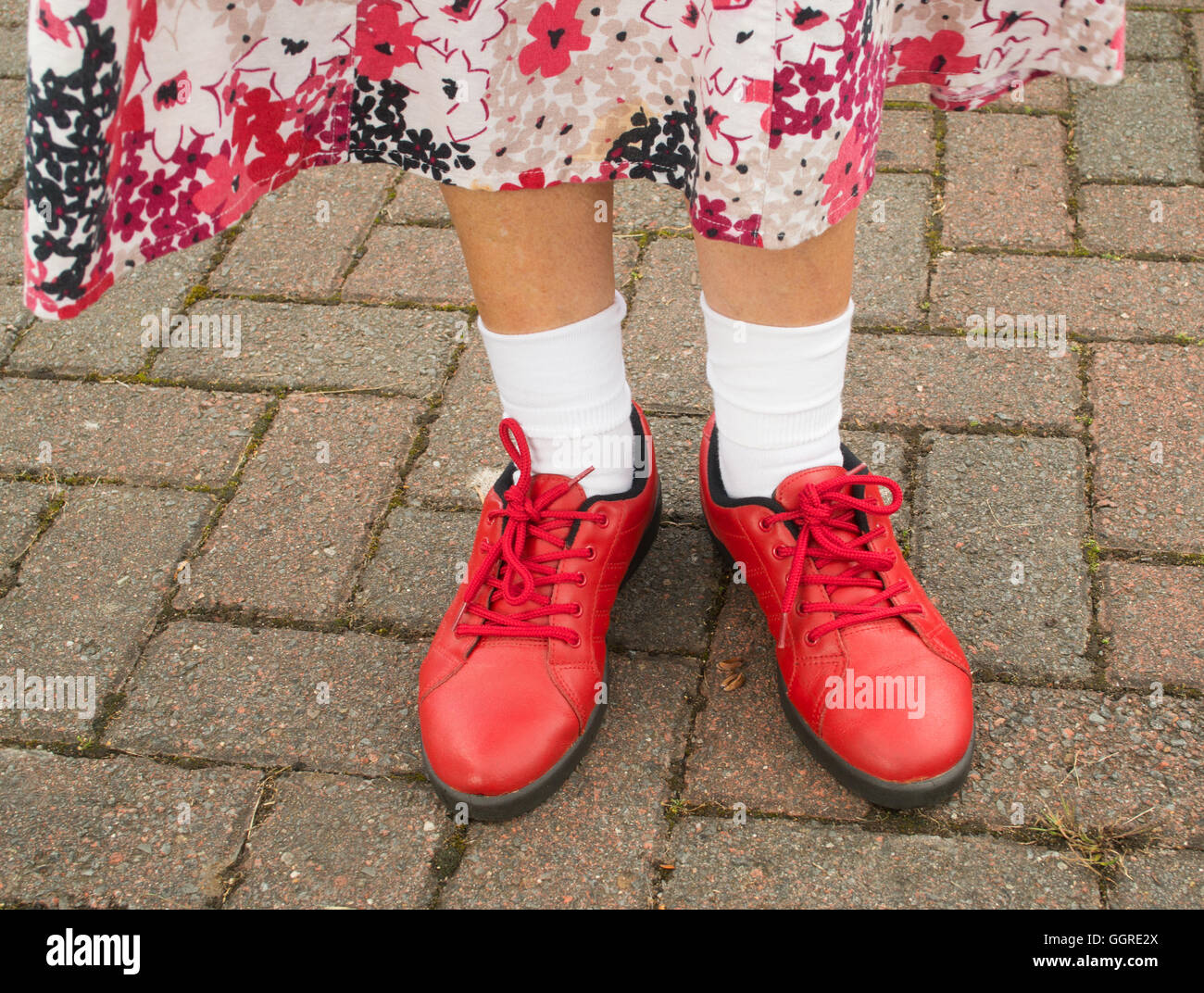 Femme portant des chaussures rouges et blanches socquettes Photo Stock -  Alamy