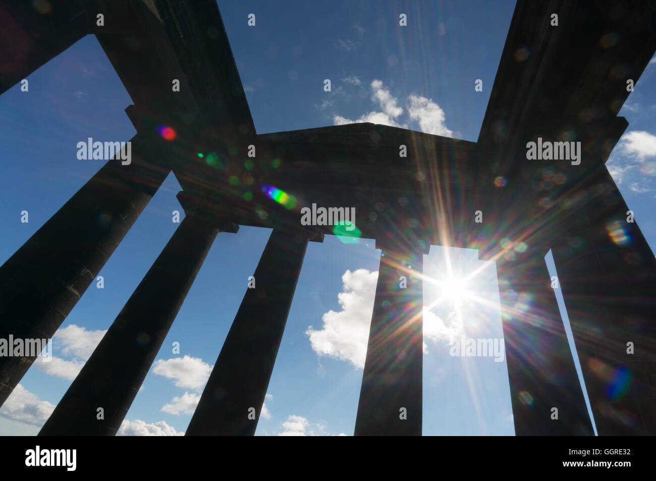 Sun's rayons Starburst effet Penshaw Monument , Sunderland, Tyne and Wear, Angleterre, Royaume-Uni Banque D'Images