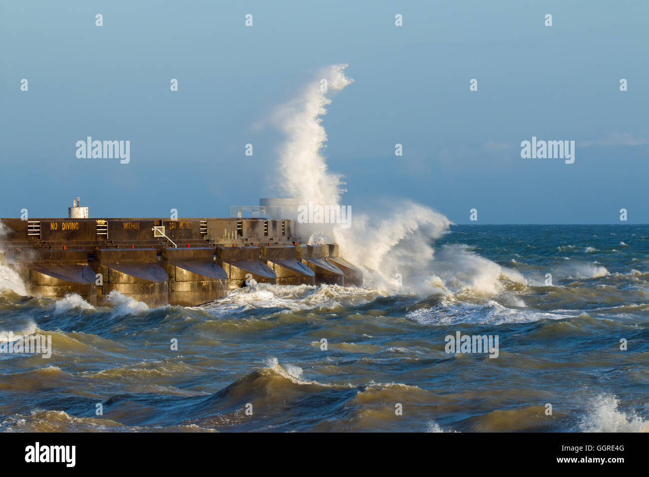 Vagues se brisant sur le bras est du Brighton Marina. Banque D'Images