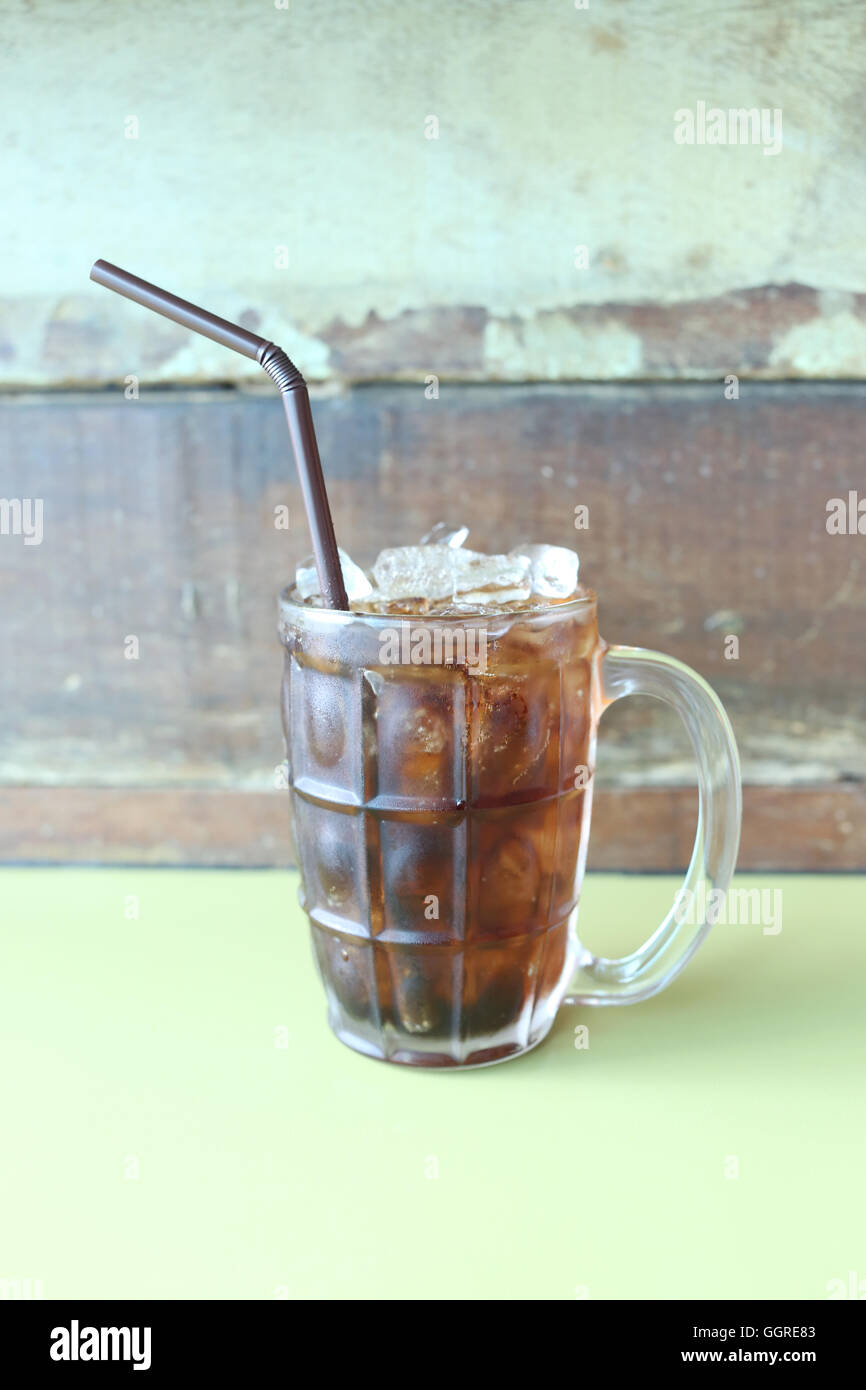 Verre de cola sur une table dans un restaurant,boissons soda pour étancher la soif. Banque D'Images