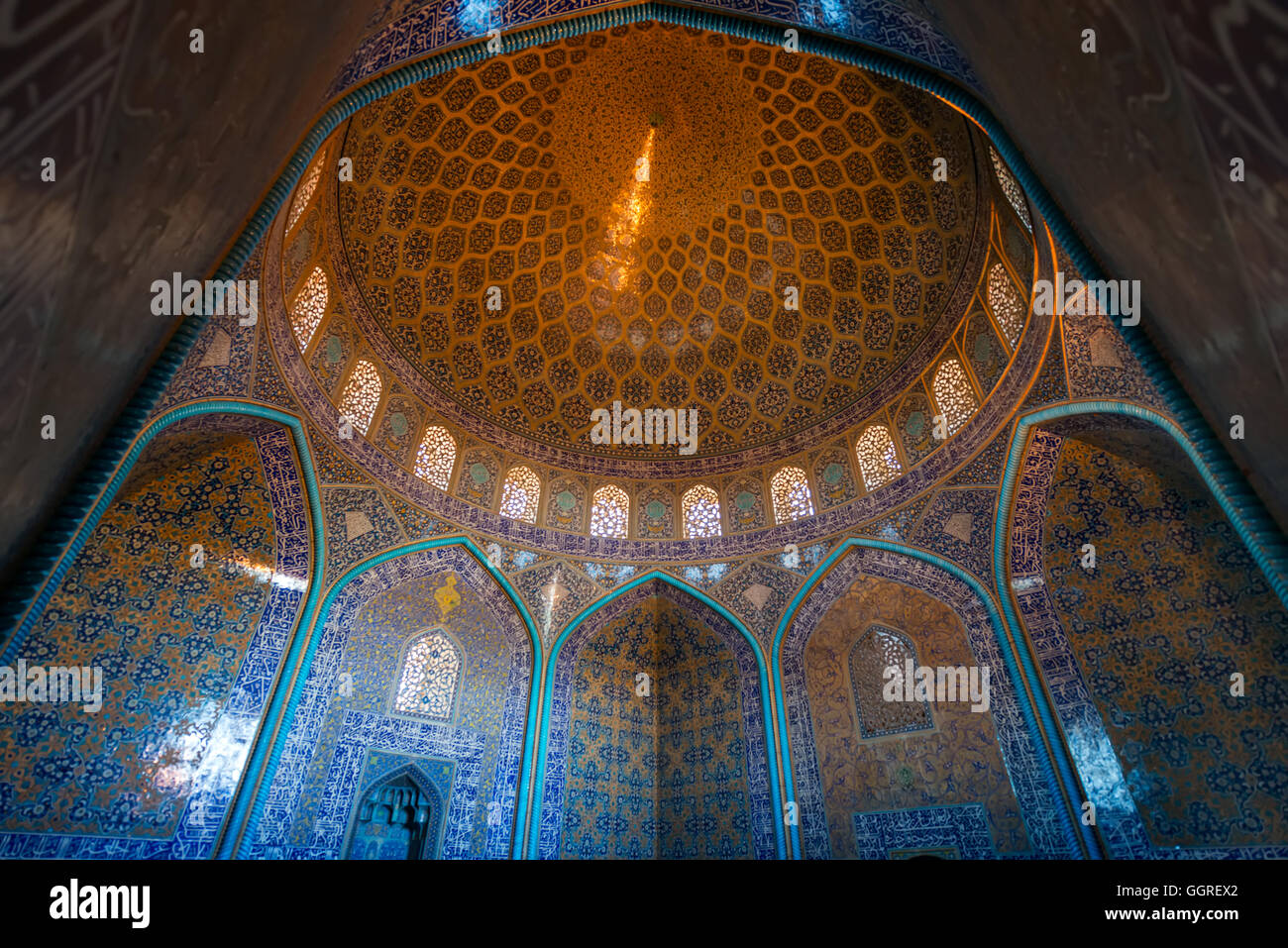 Intérieur de la coupole et salle centrale du cheikh Lotfollah mosquée de style persan. Banque D'Images