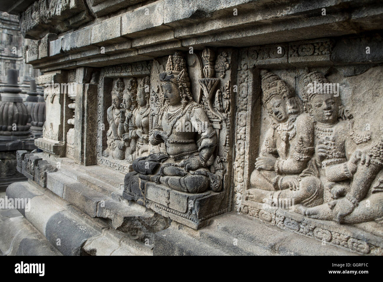 Prambanan, détails des sculptures hindoues sur les côtés des temples Banque D'Images