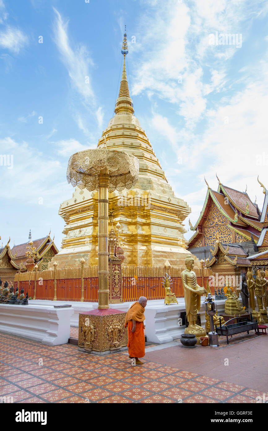 Chiang Mai. Théravada Monk bouddhiste en train de faire une méditation à pied autour de la pagode dorée au temple de Doi Suthep (Wat Phra That Doi Suthep Ratchaworawihan) Banque D'Images Chiang Mai. Théravada Monk bouddhiste en train de faire une méditation à pied autour de la pagode dorée au temple de Doi Suthep (Wat Phra That Doi Suthep Ratchaworawihan) Banque D'Images