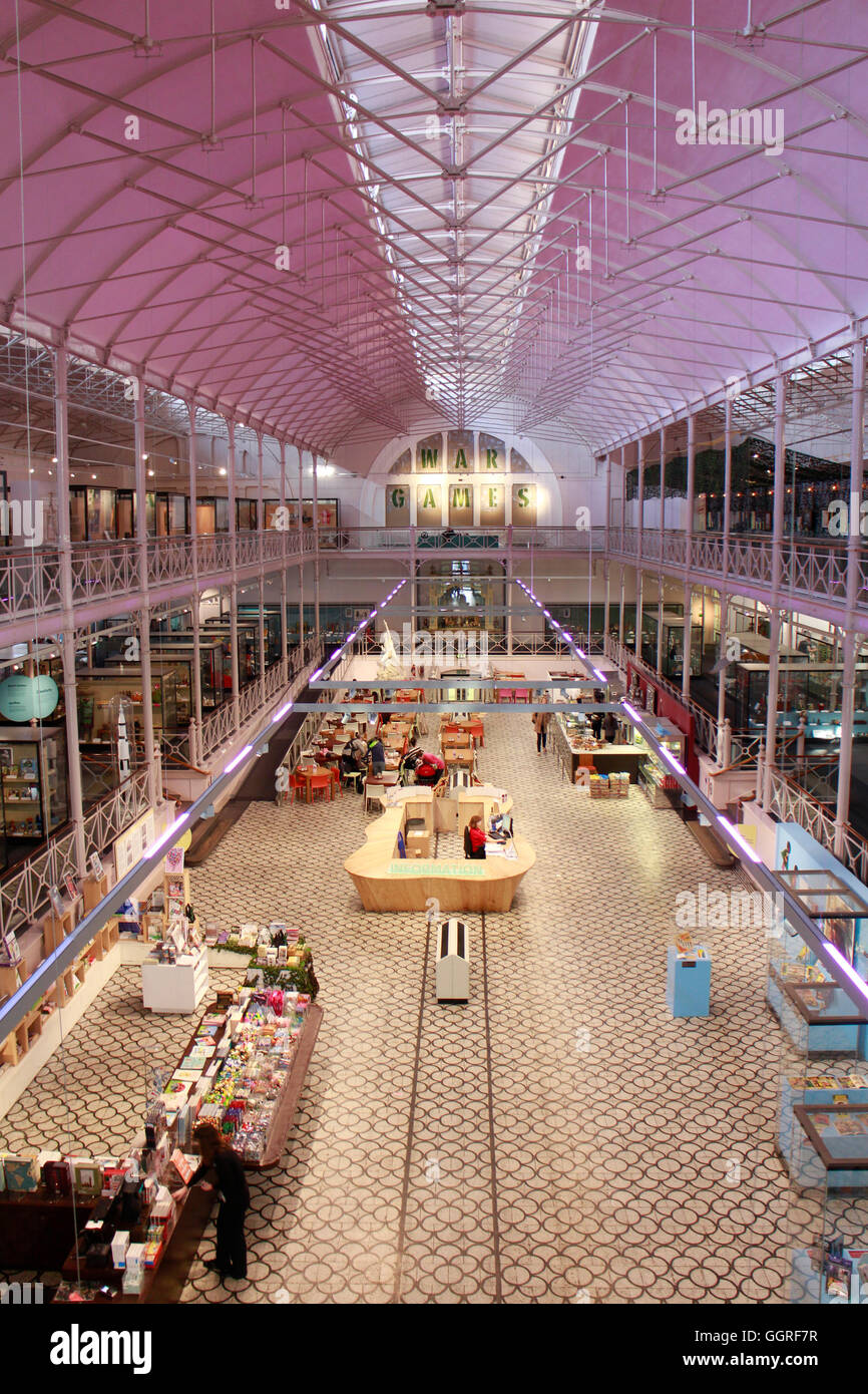 Intérieur du V&A Museum of Childhood à Bethnal Green, Londres conçu par James William Wild Banque D'Images