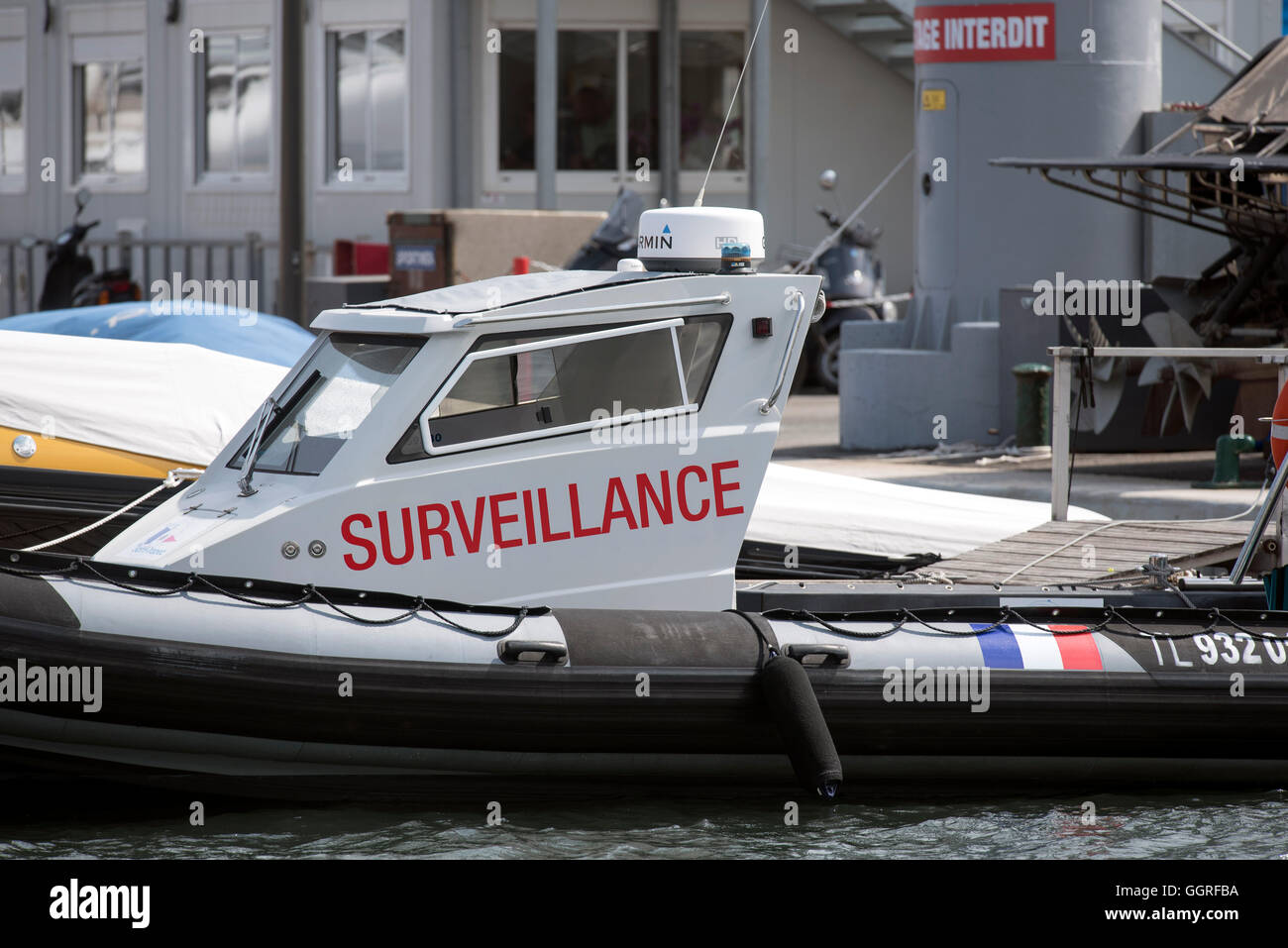 Bateau de surveillance portuaire sécurité Bay St Tropez Banque D'Images