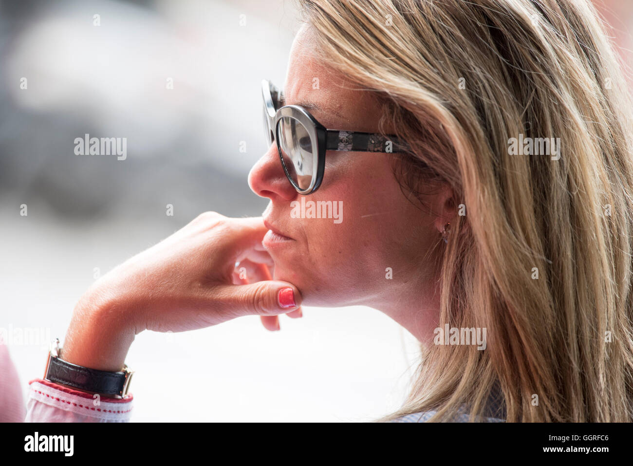 Lunettes de soleil femme élégante blonde écoute cafe Banque D'Images