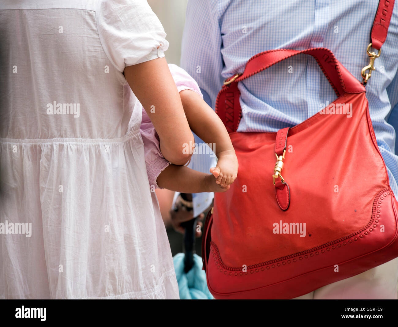 Woman carrying baby autour de la ville Banque D'Images