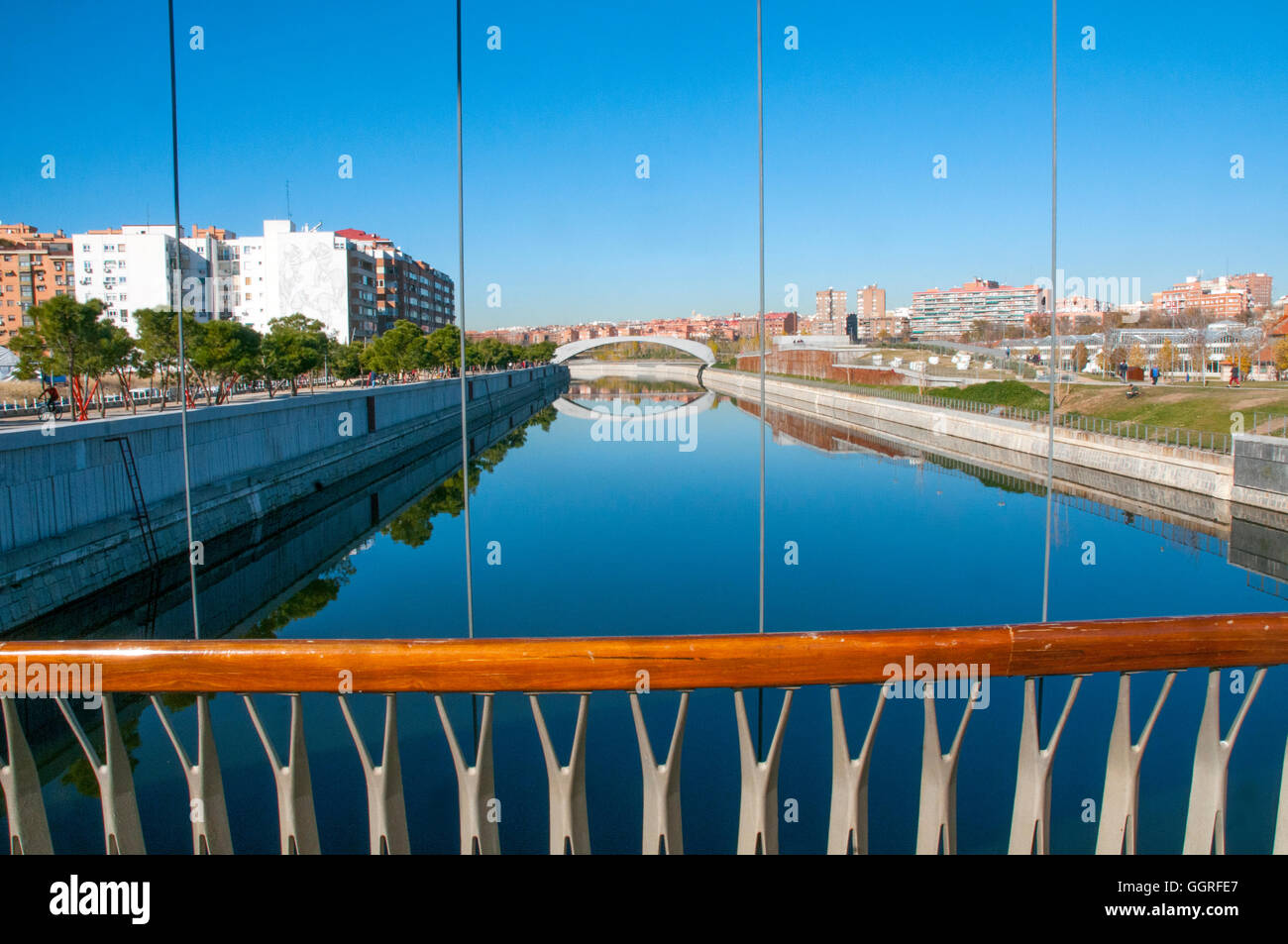 Rivière Manzanares de Matadero pont. Rio de Madrid, Madrid, Espagne. Banque D'Images