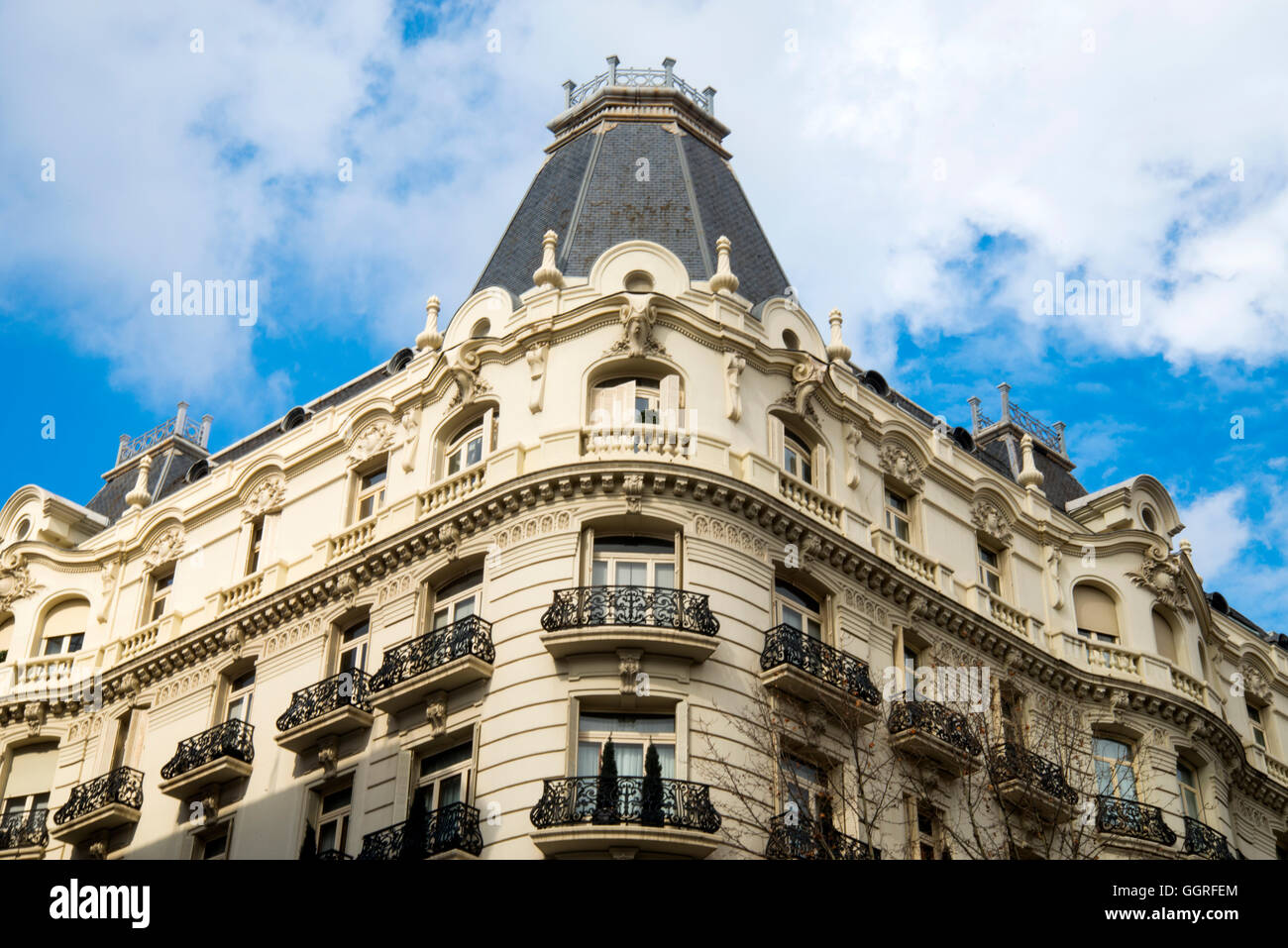 Façade de bâtiment. La rue Serrano, Madrid, Espagne. Banque D'Images