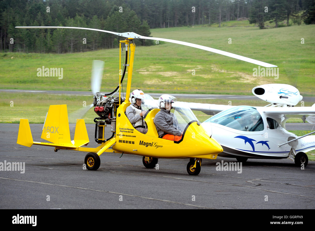 L'atterrissage de l'autogyre sur l'aérodrome de Mende dans le département du Gard. Banque D'Images