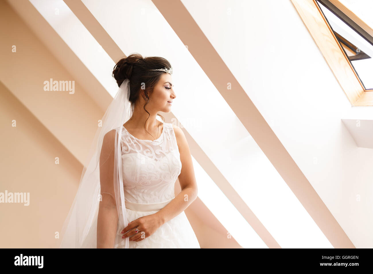 La mariée dans une salle avant la cérémonie de mariage Banque D'Images