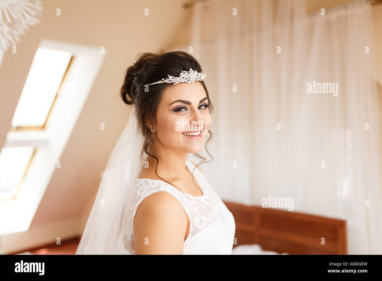 La mariée dans une salle avant la cérémonie de mariage Banque D'Images