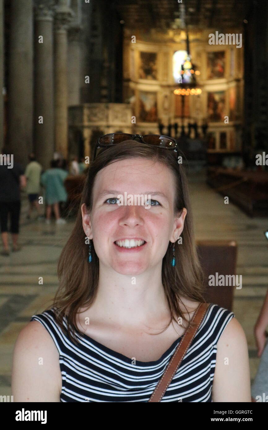 Pise, Italie,Female en robe rayée,lunettes de soleil sur la tête Banque D'Images