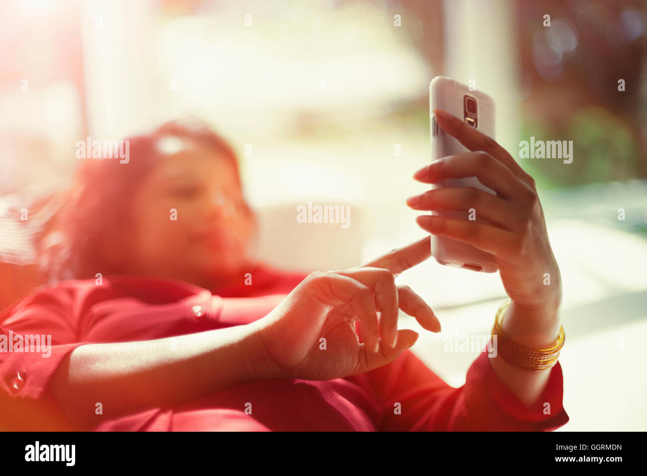 Indian woman using cell phone Banque D'Images