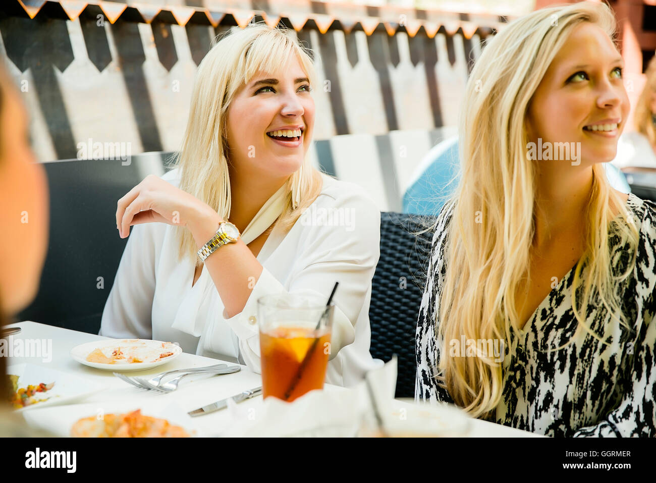 Les clients caucasiens smiling in restaurant Banque D'Images
