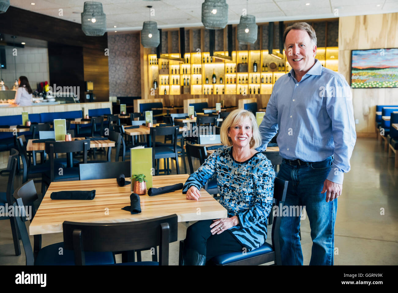 Caucasian couple posing in restaurant Banque D'Images