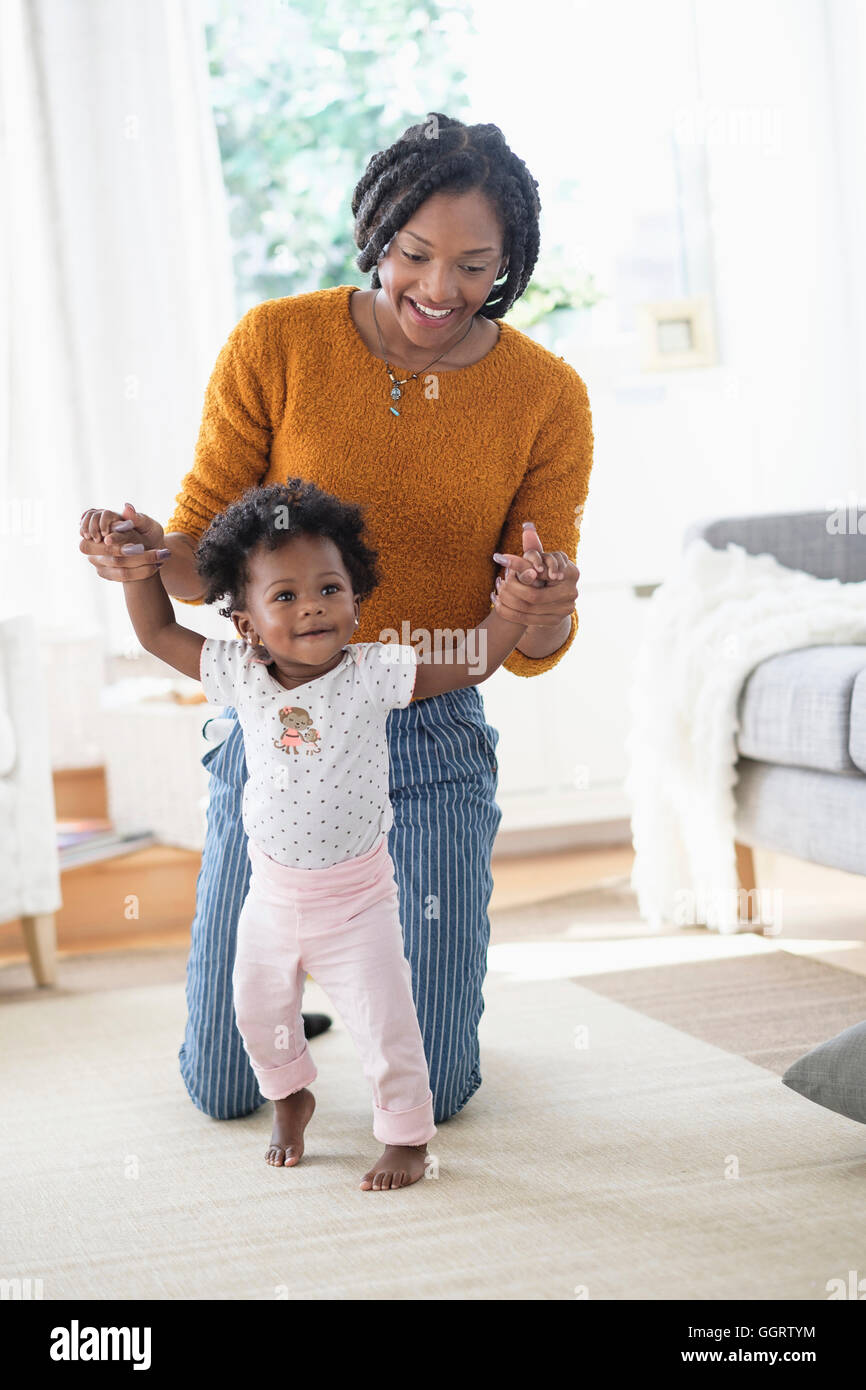 Mere Fille Bebe Noir Aidant A Apprendre La Marche Photo Stock Alamy Mere Fille Bebe Noir Aidant A Apprendre La Marche Photo Stock Alamy