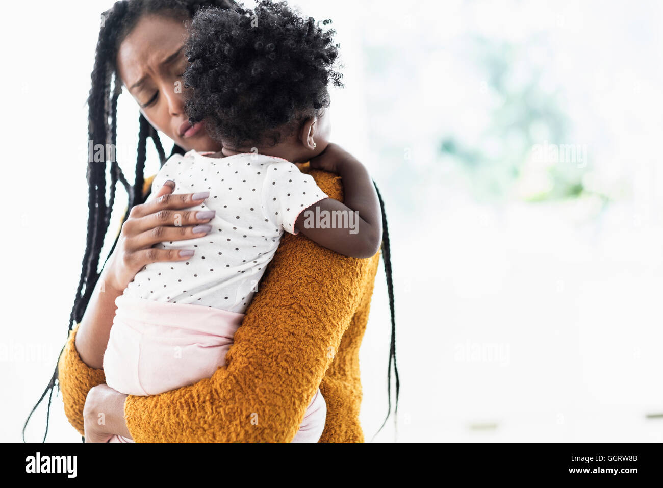 Black Woman Holding Et De Reconforter Bebe Fille Photo Stock Alamy