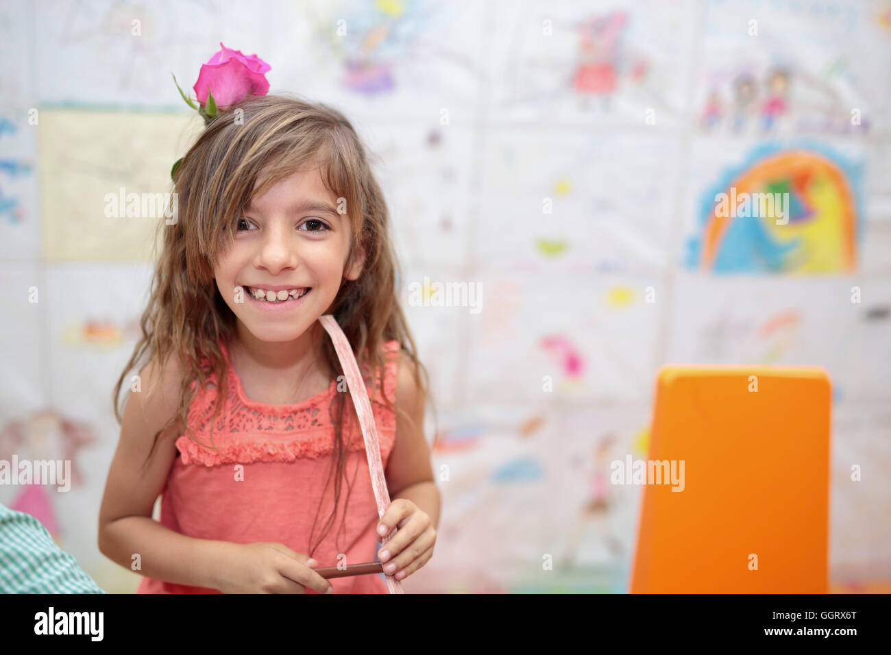 Fille avec une rose sur la tête avec une couleur d'arrière-plan Banque D'Images